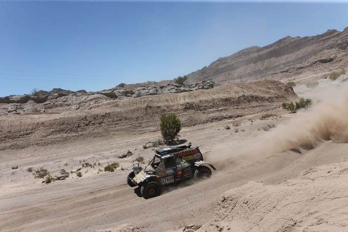 Tim Coronel rijdt sterk: "Pff, de fesh-fesh..Dat zand is zo zacht, het lijkt wel cement"